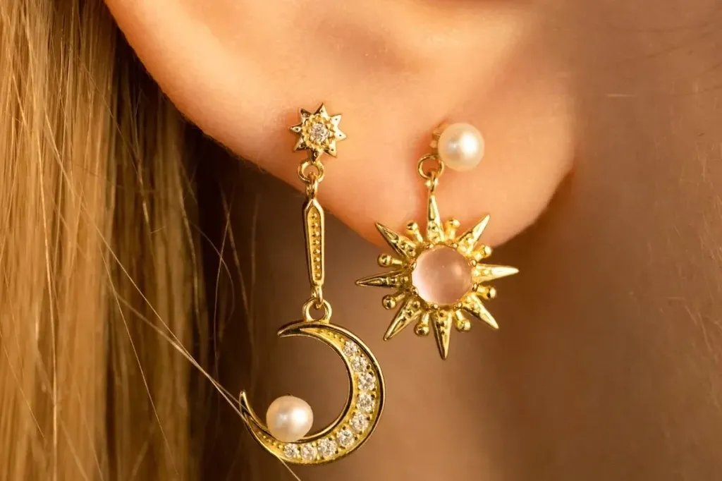 Unique Gold Fashionable Ladies Earrings